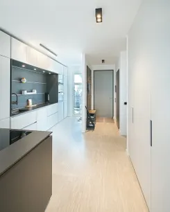 Blick zu Entrée und Küche