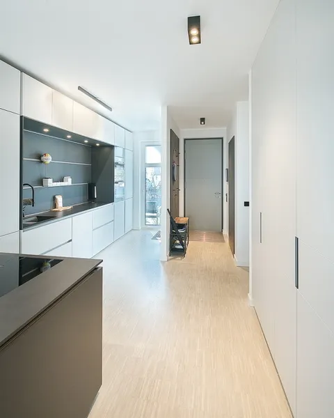 Blick zu Entrée und Küche