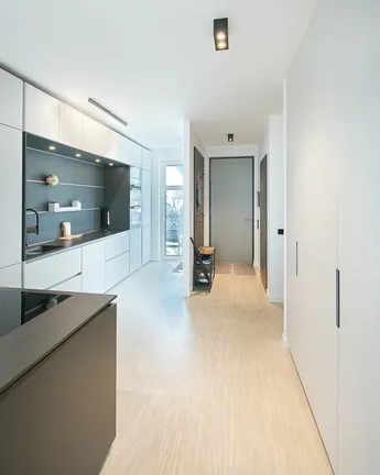 Blick zu Entrée und Küche