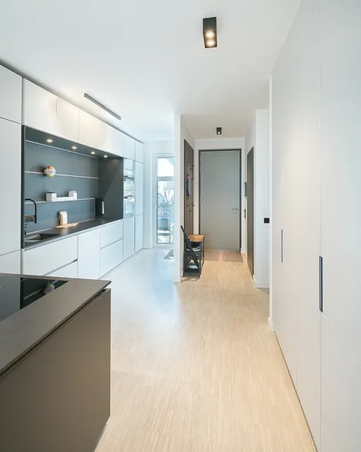 Blick zu Entrée und Küche