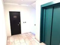 gepflegtes Treppenhaus + Lift