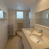 Bad mit Dusche und Fenster