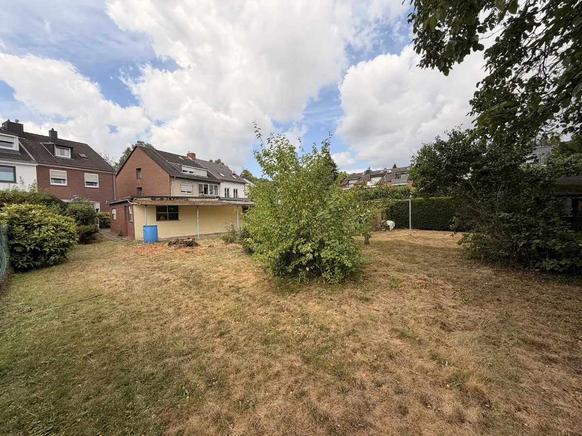 Garten mit Hausansicht