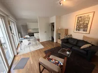 Wohnzimmer mit offener Küche