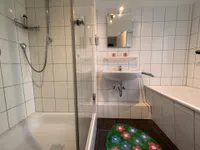 Bad mit Dusche und Wanne
