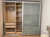 großer Kleiderschrank