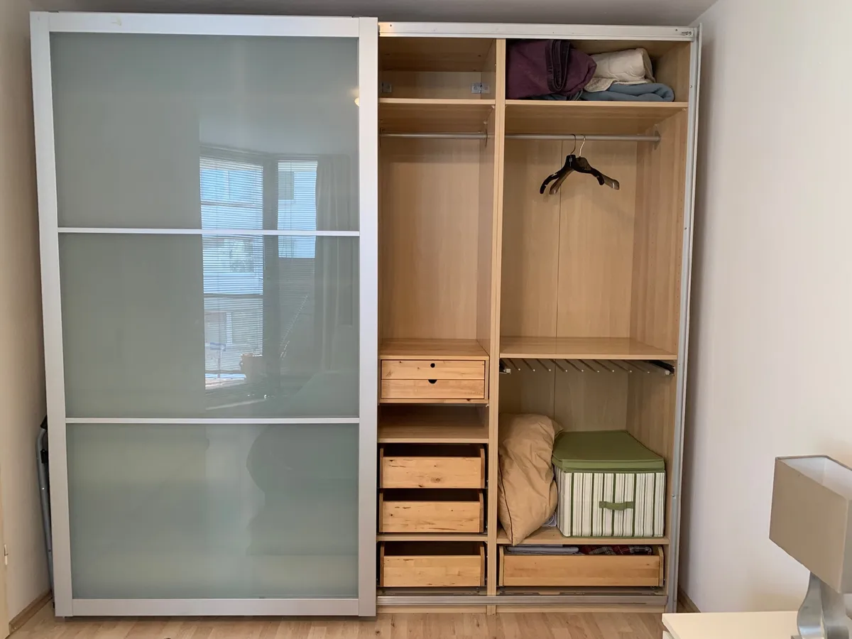 großer Kleiderschrank