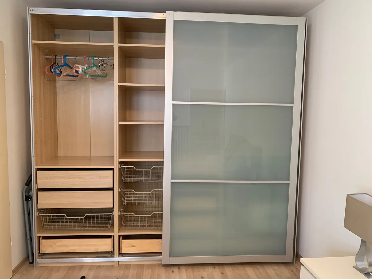 großer Kleiderschrank