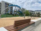 Spielplatz und Grünzonen