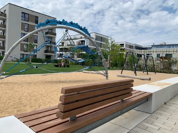 Spielplatz und Grünzonen