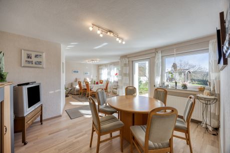 Wohnbereich mit Zugang zum Garten 