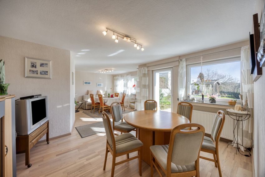 Wohnbereich mit Zugang zum Garten 