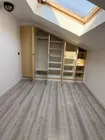 mit Einbauschrank