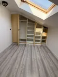 mit Einbauschrank