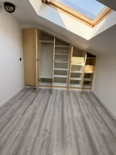 mit Einbauschrank