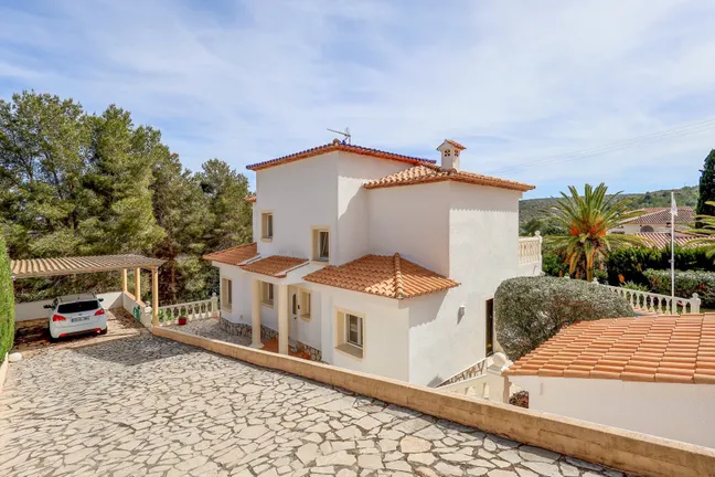 lange Auffahrt mit Carport - Entree