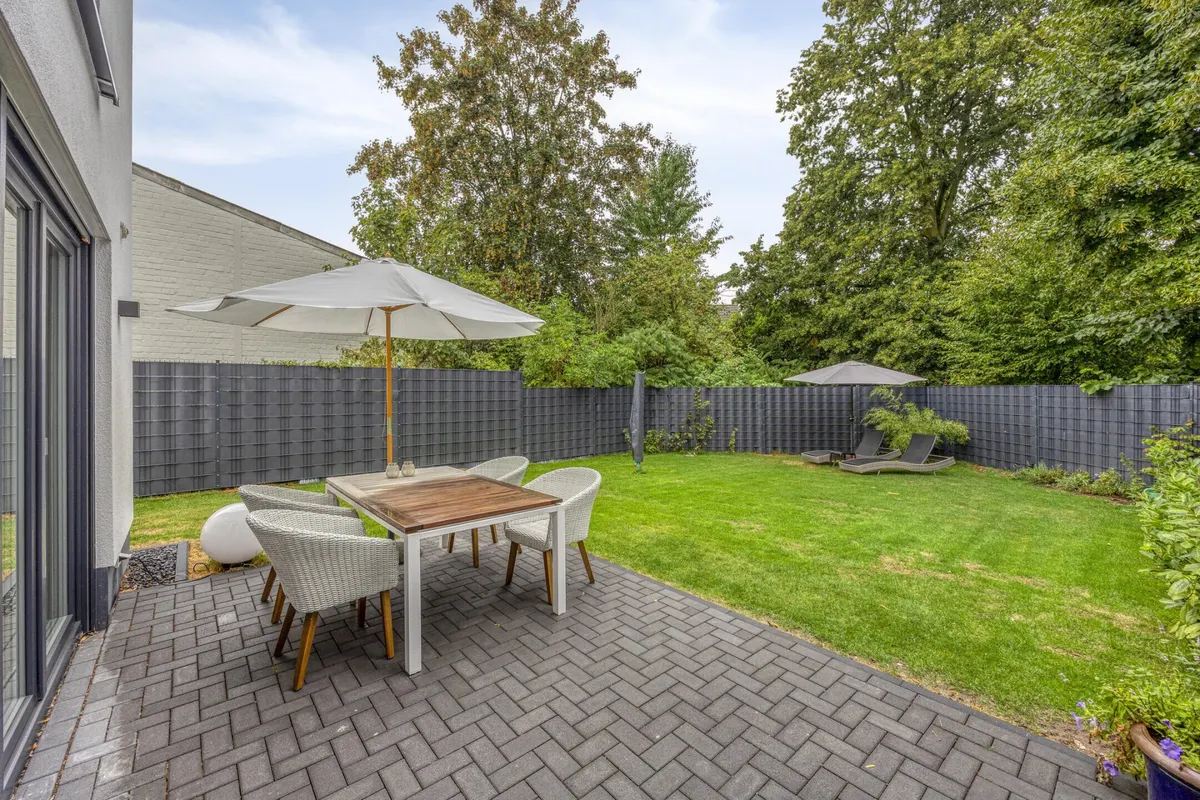 Terrasse und Garten mit Blick auf Baumbestand