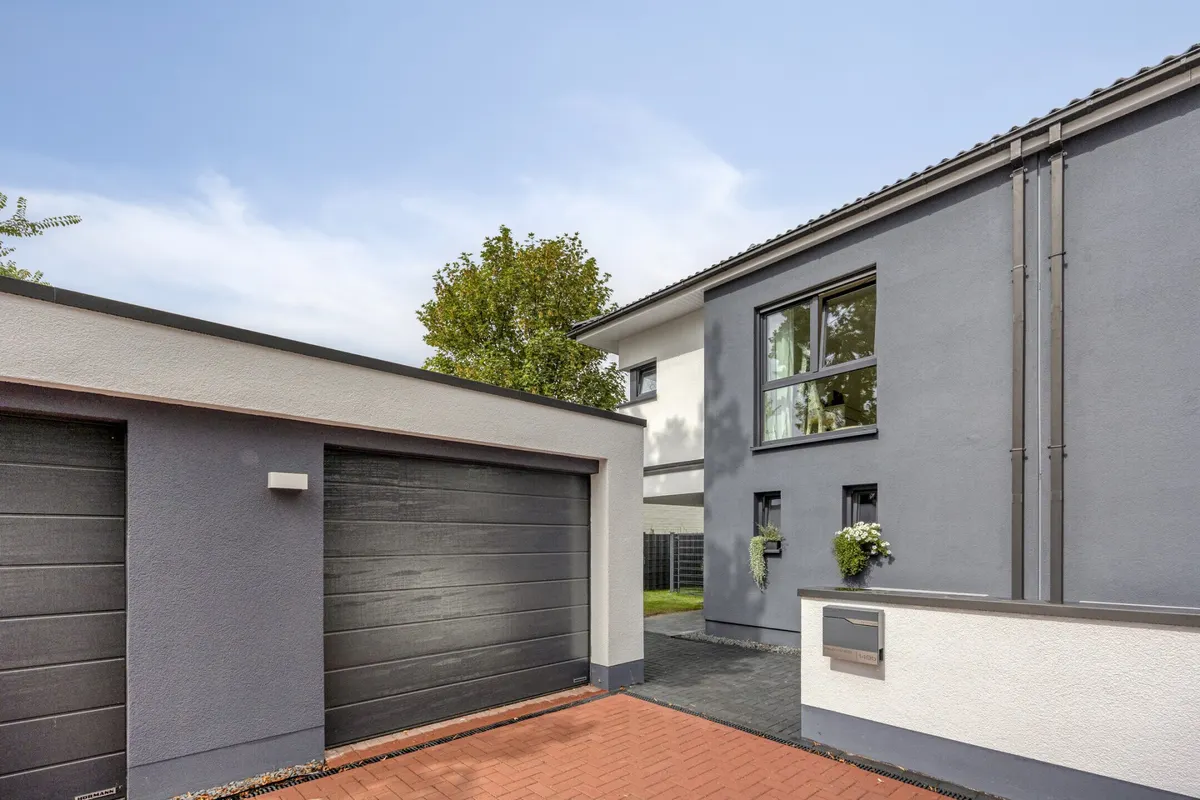 Vorderansicht der Doppelhaushälfte mit Garage