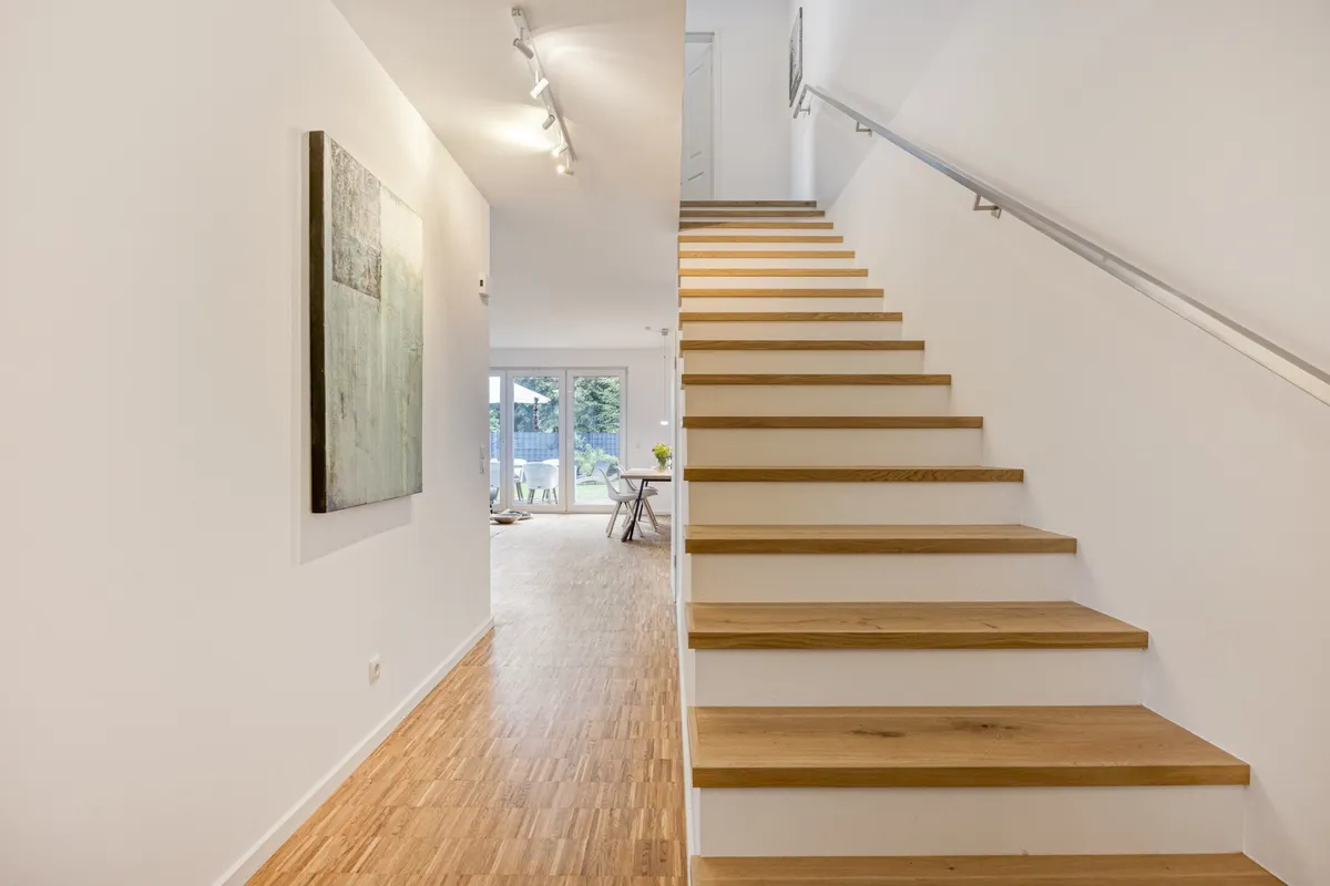 Offene Holztreppe zwischen beiden Wohnebenen