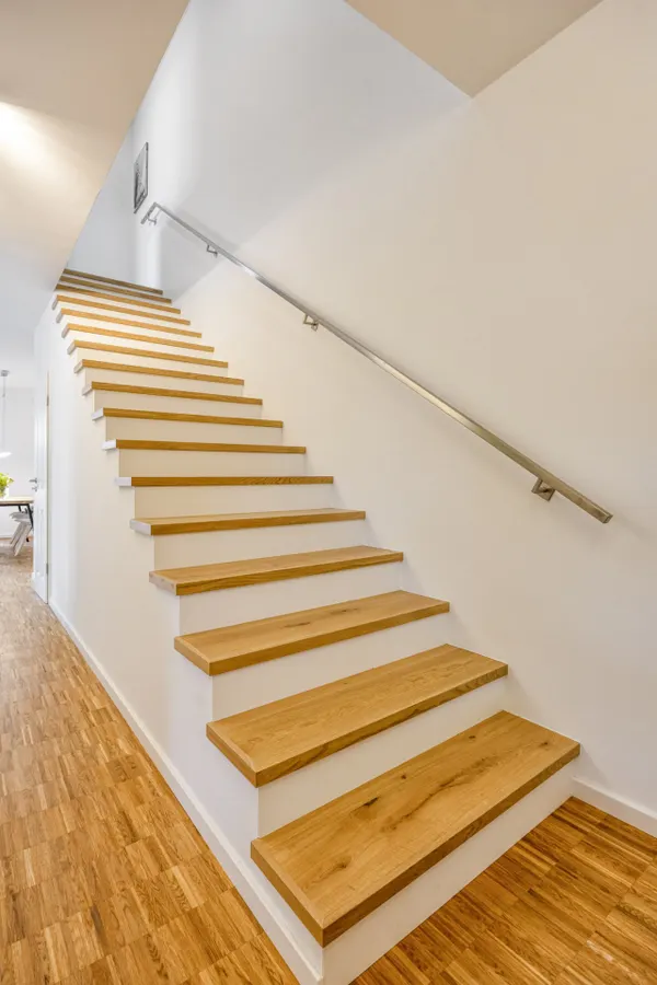 Geradlinige Holztreppe mit Parkett