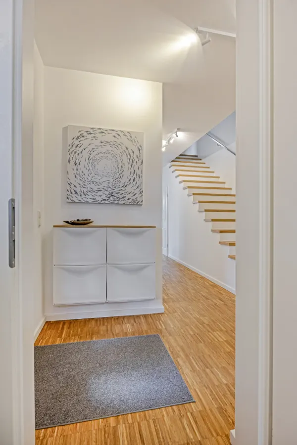 Diele mit Garderobe und Treppenaufgang