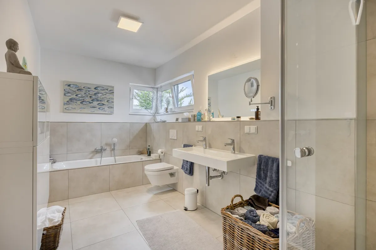 Tageslichtbad mit Wanne und Dusche