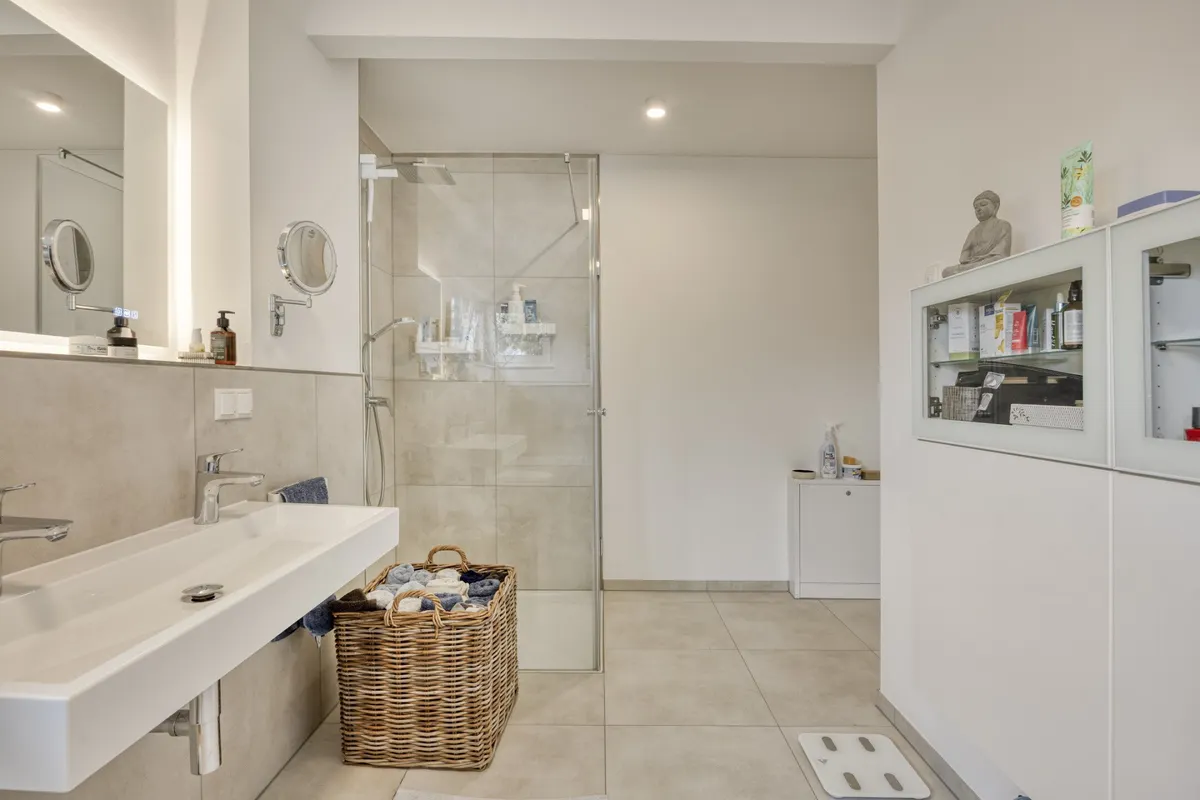 Großzügige separate Dusche