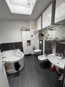 Badezimmer mit großzügiger Wanne