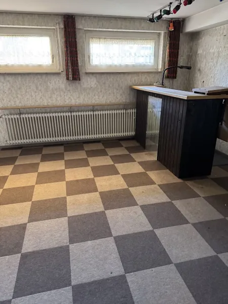 Kellerraum mit 2 Fenstern