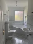 Badezimmer mit Wanne und Fenster