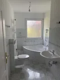 Badezimmer mit Wanne und Fenster