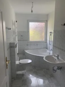 Badezimmer mit Wanne und Fenster