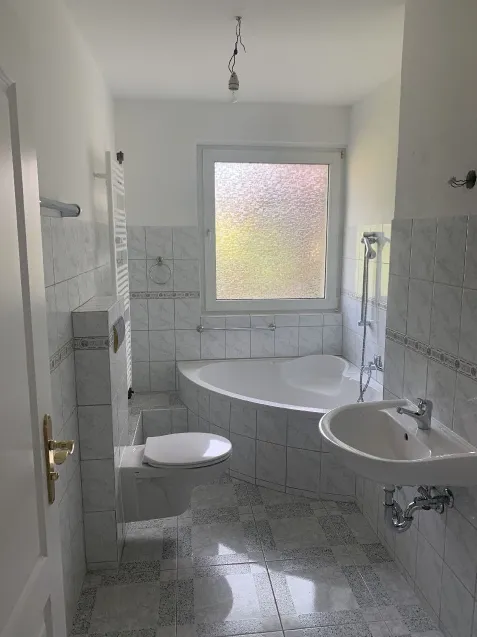 Badezimmer mit Wanne und Fenster