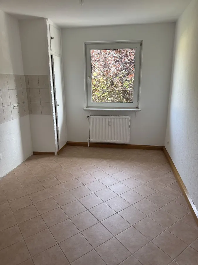 offen gehaltene Küche mit Abstellraum