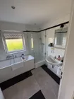 Badezimmer mit Wanne u. Dusche
