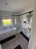 Badezimmer mit Wanne u. Dusche