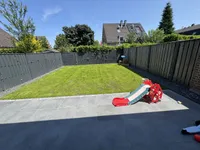 neue Rasenfläche mit Einfriedung