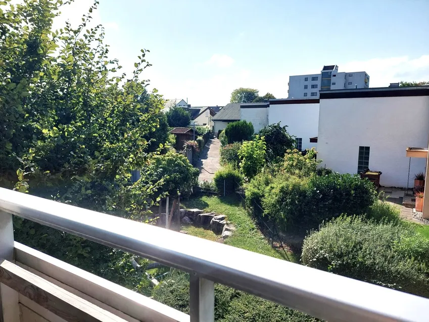 Blick vom Balkon zum hauseigenen Spielplatz