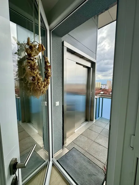 Zugang Balkon und Aufzug