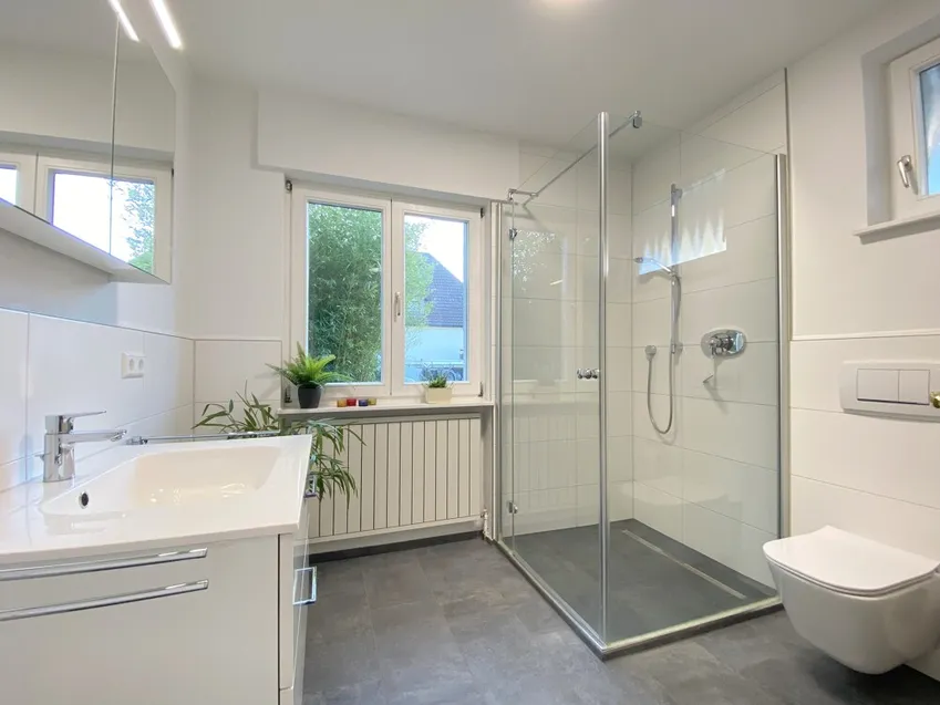 EG - neuwertiges Duschbad ...