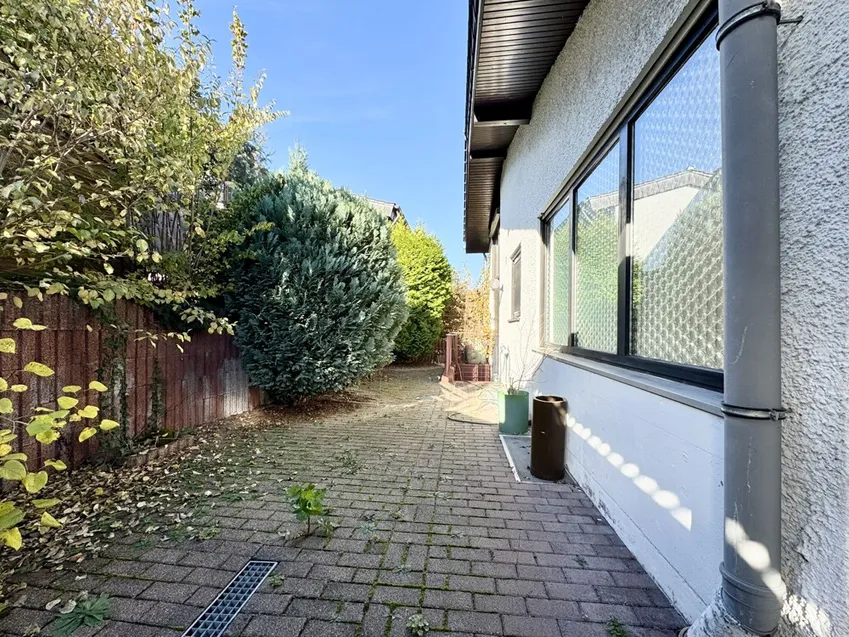 Hausseite hinter Terrasse