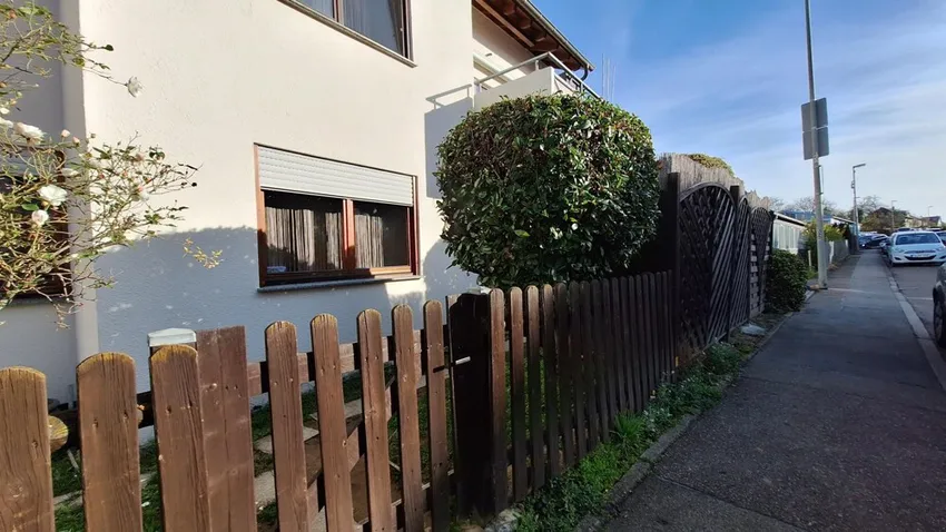 Zugang zum Garten mit Gartentor