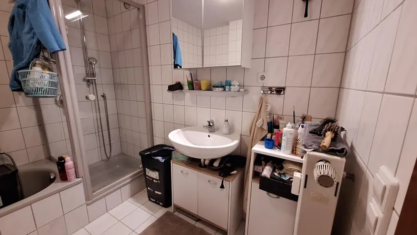 Badezimmer mit Dusche & Badewanne