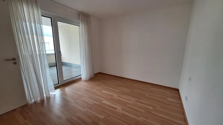 Schlafzimmer mit Zugang zum Balkon