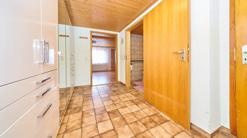 OG Umkleide mit Bad und Terrassenzugang