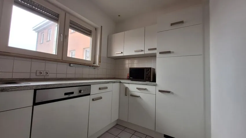 praktisch & einsatzbereit - funktionale Einbauküche inklusive Herd, Ofen & Co.