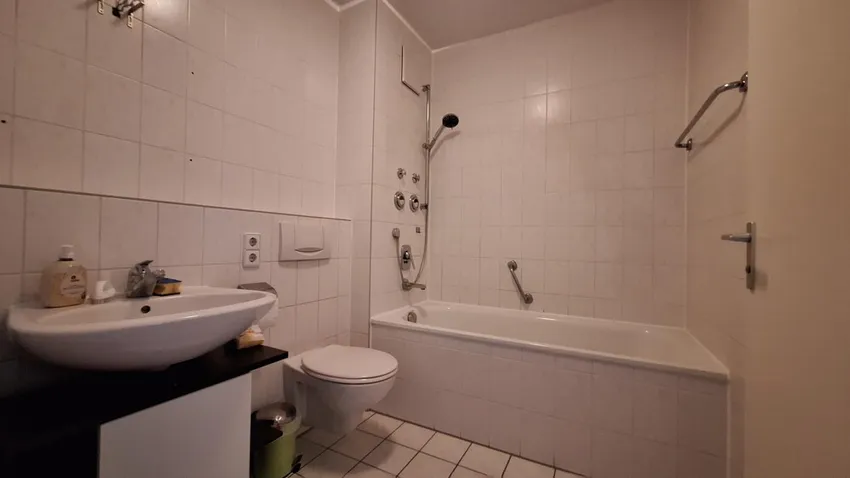 kompaktes Bad mit Wohlfühl-Wanne