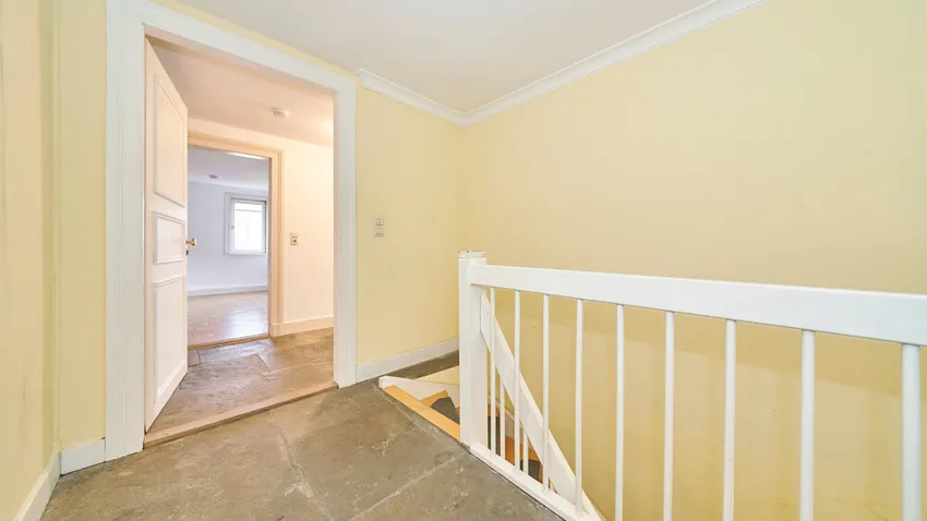 Treppenhaus_Wohnungseingang