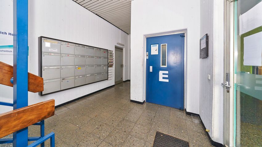 Eingangsbereich_Treppenhaus_Aufzug_02