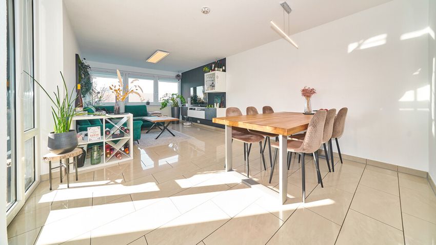 Großzügiges Raumgefühl mit Balkonzugang